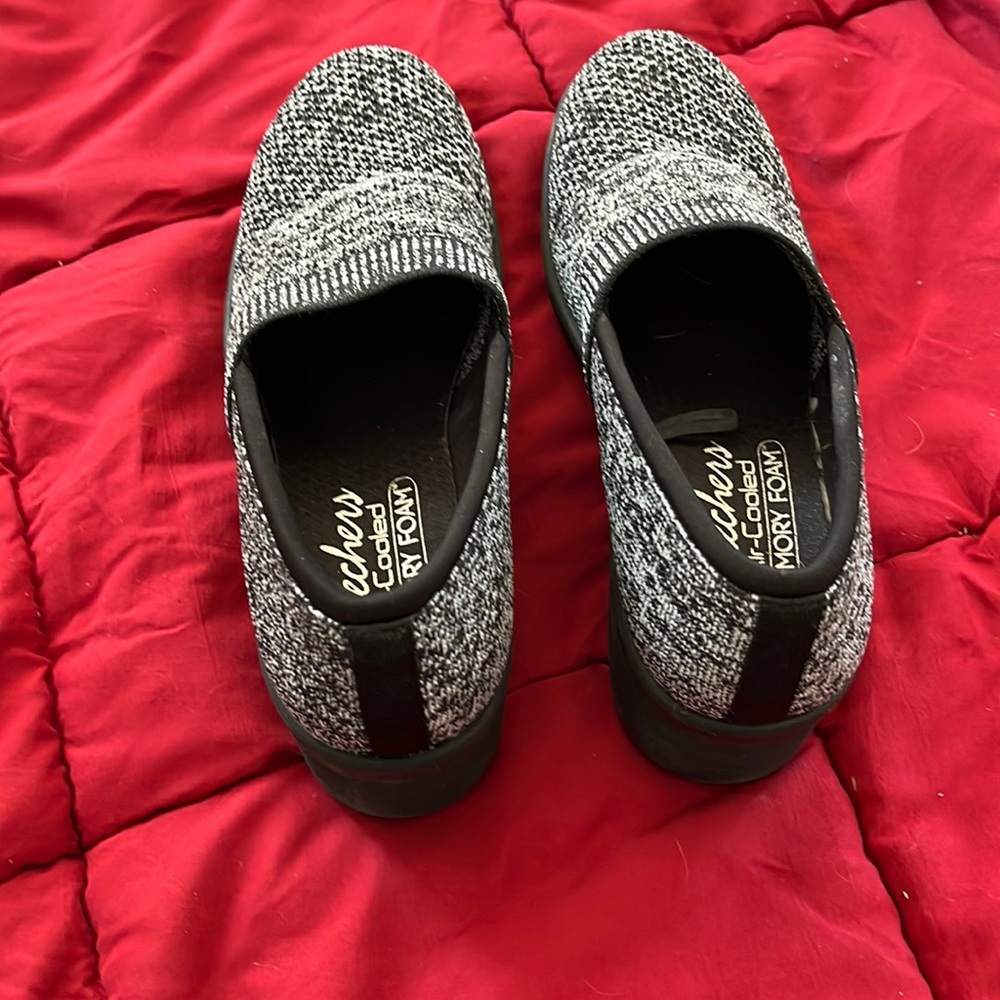 Skechers like new air-cooled memory foam shoes.